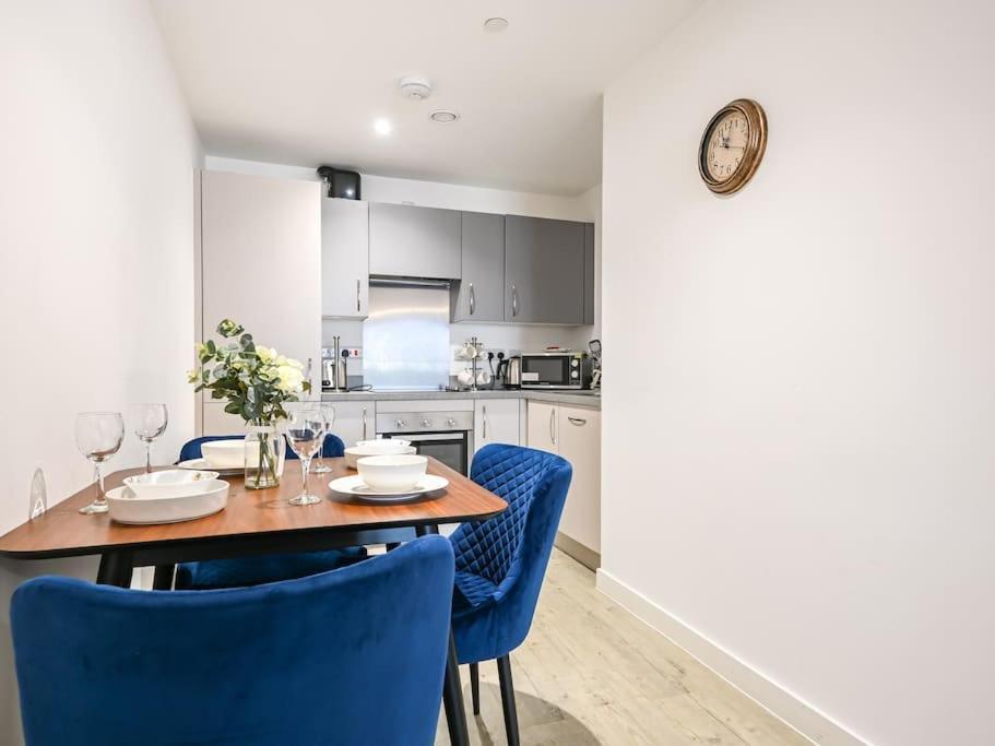 Stylish & Spacious Salford Quays One Bedroom High Floor Apartment With Balcony Манчестер Экстерьер фото