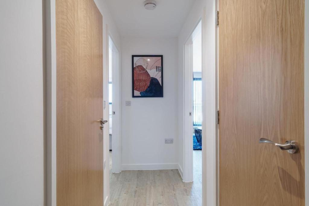 Stylish & Spacious Salford Quays One Bedroom High Floor Apartment With Balcony Манчестер Экстерьер фото