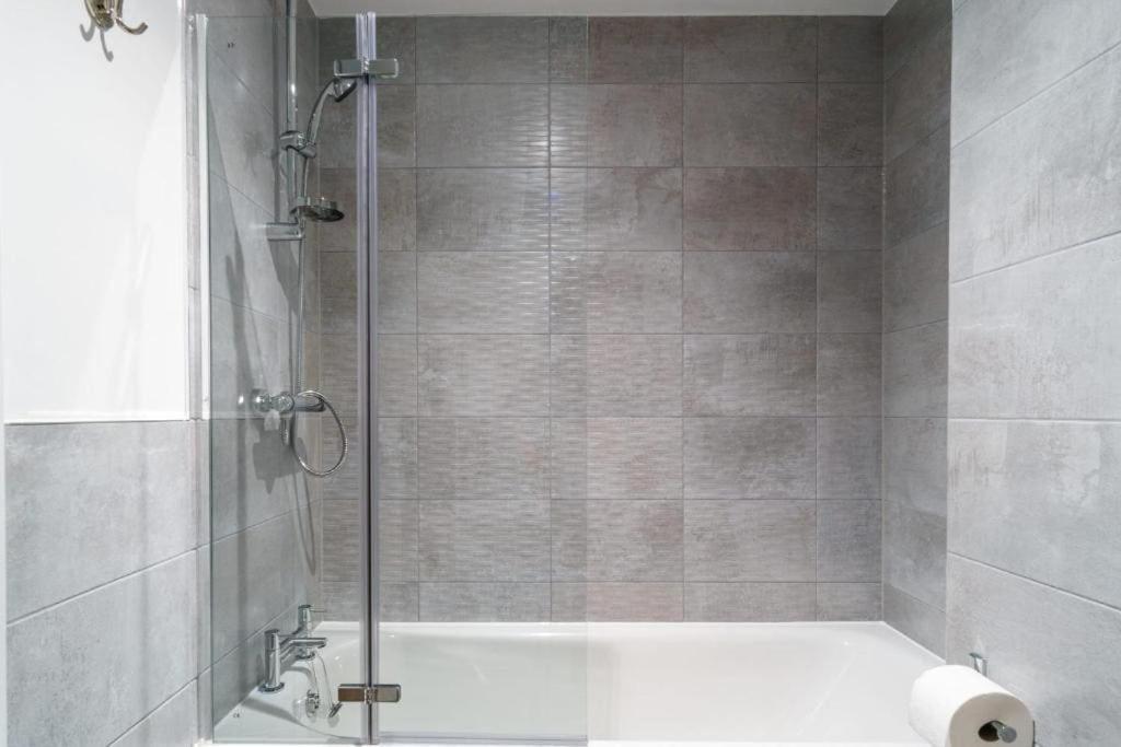 Stylish & Spacious Salford Quays One Bedroom High Floor Apartment With Balcony Манчестер Экстерьер фото