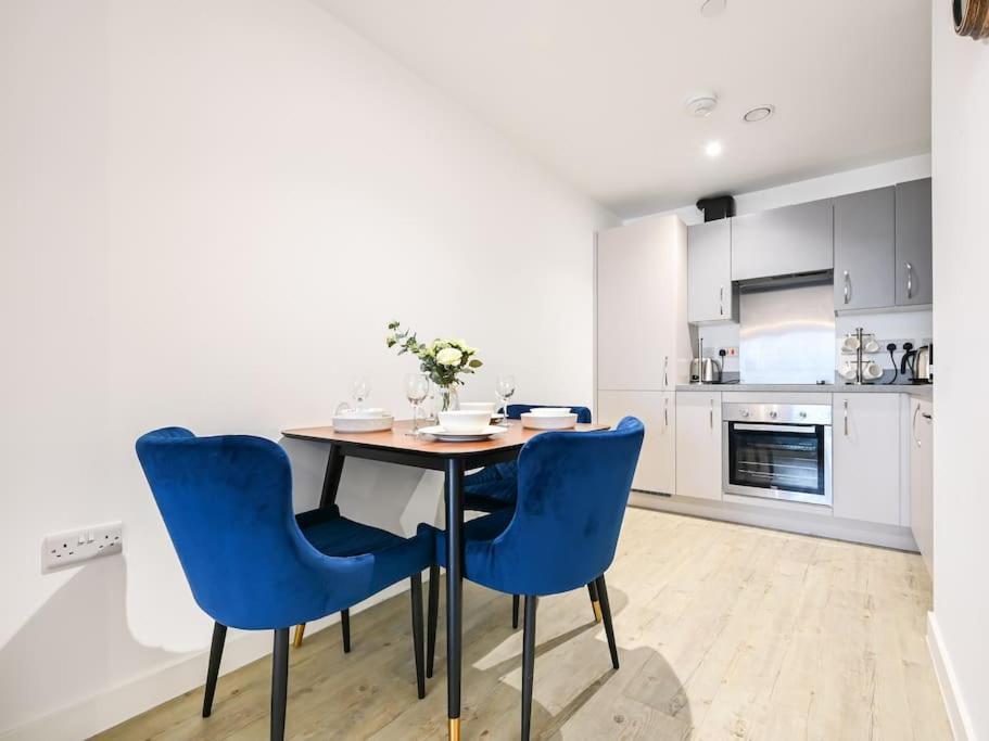 Stylish & Spacious Salford Quays One Bedroom High Floor Apartment With Balcony Манчестер Экстерьер фото