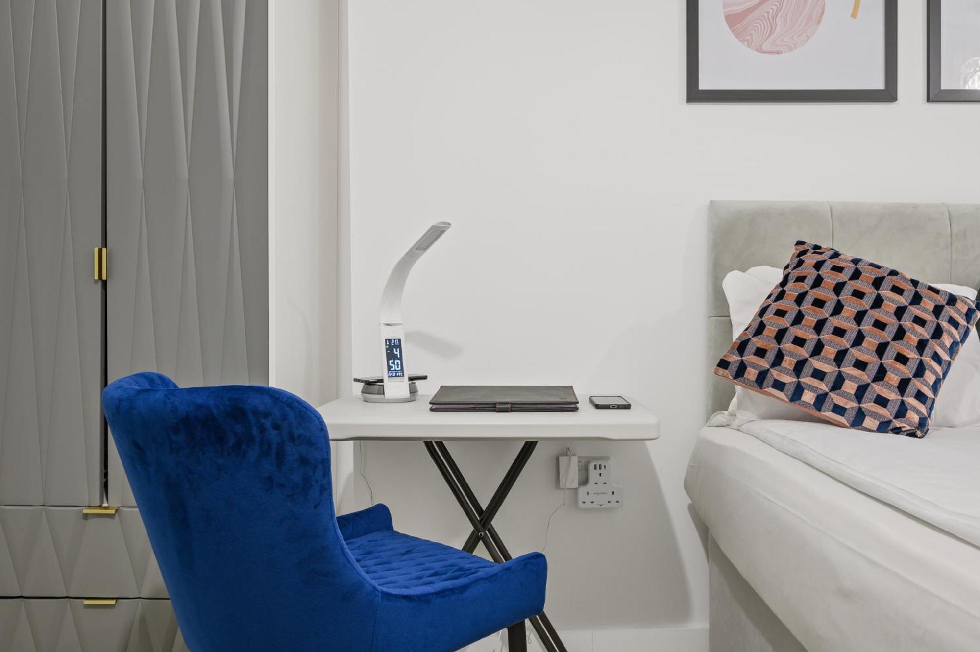 Stylish & Spacious Salford Quays One Bedroom High Floor Apartment With Balcony Манчестер Экстерьер фото